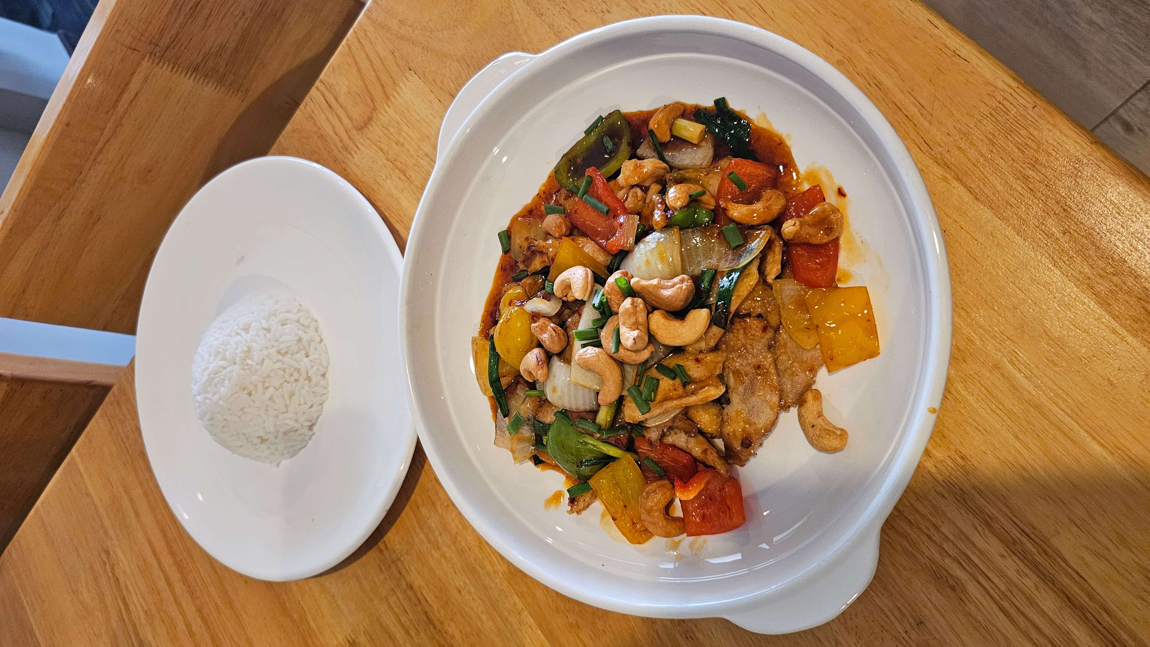 Thai chicken with cashew nuts, vegetables and steamed rice